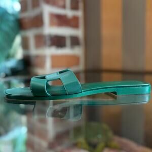 HERMES Oran Vert Electrique Calfskin Leather Sandals SZ 39.5 (9.5 US)